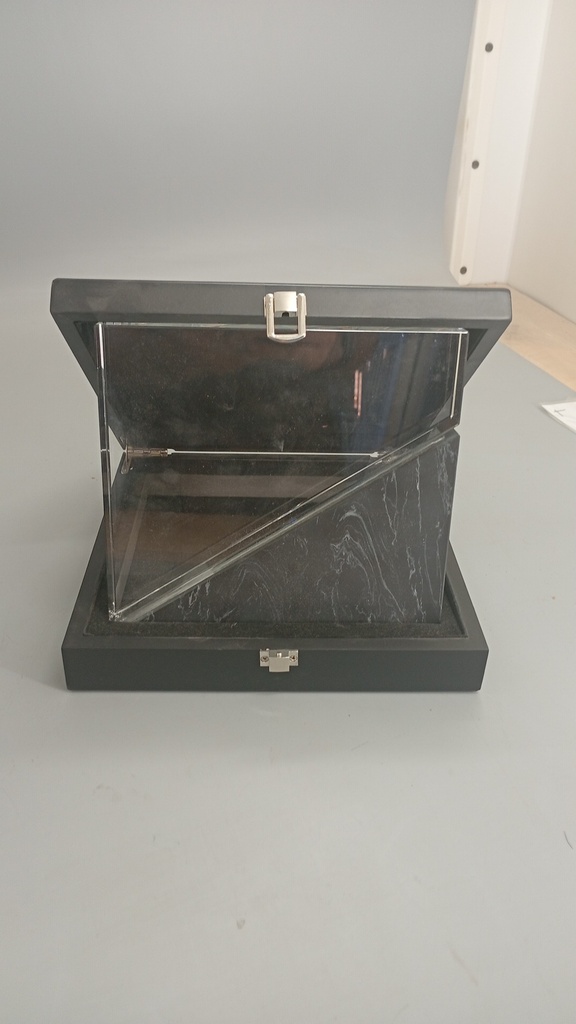 Trophy Black marble and crystal and crystal: 170x180x30mm