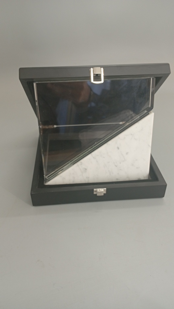 Trophy White marble and crystal: 170x180x30mm