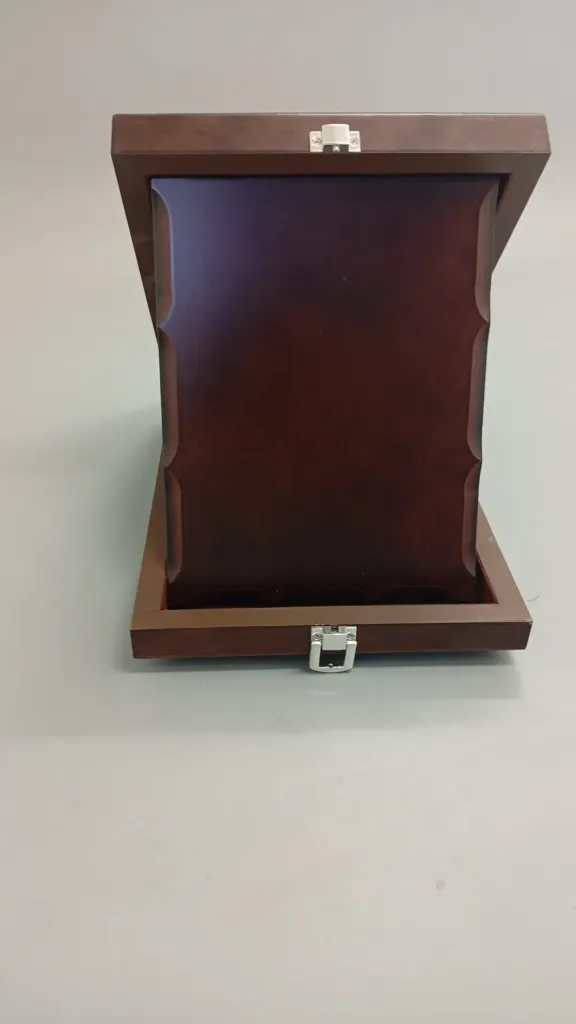 WOODEN TROPHY M