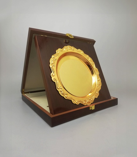 [0001] Circle Wooden Trophy With Gold Plate